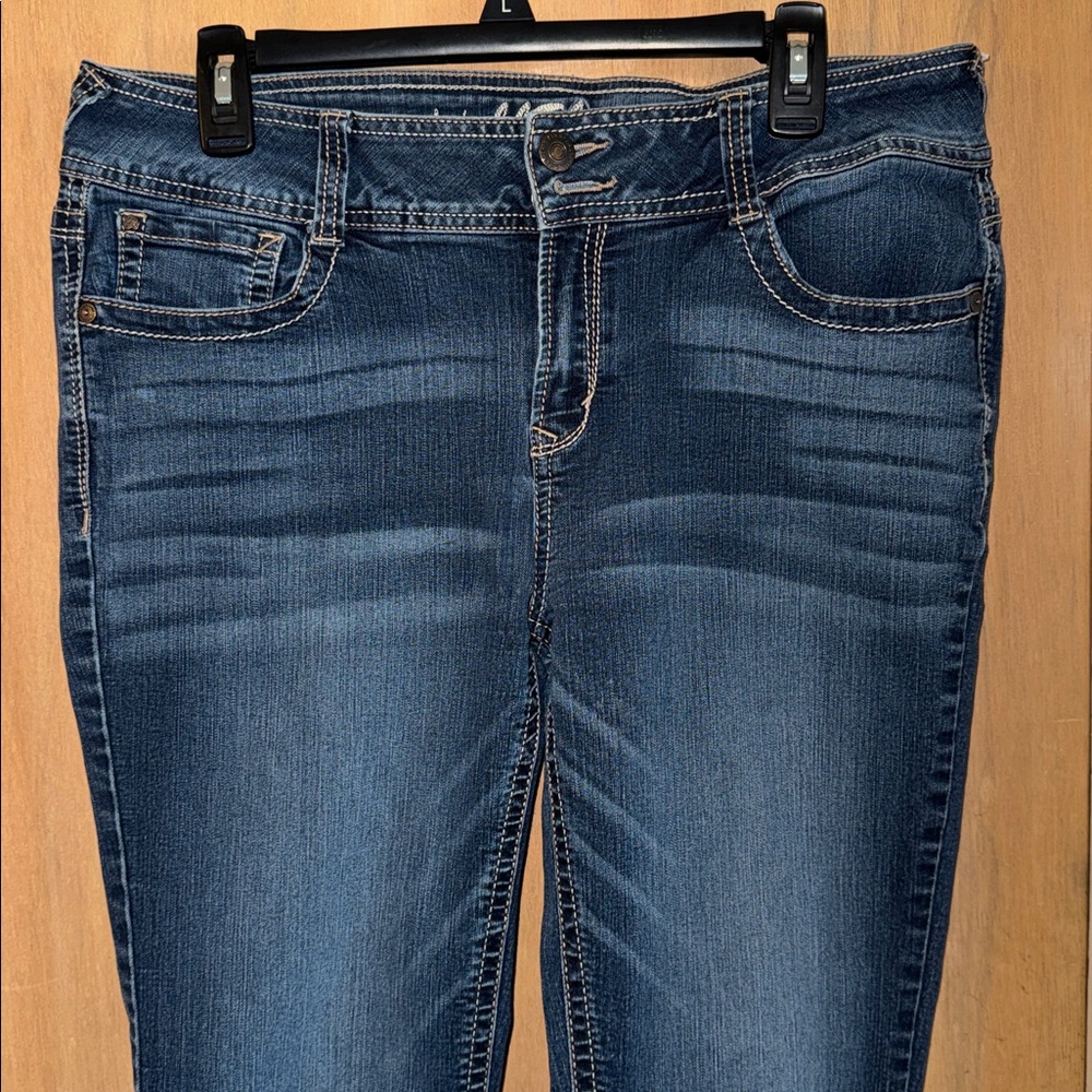 Wallflower Dark Blue Mid-rise Bootcut Jeans Women's Size 15
Button Pockets - Picture 2 of 6